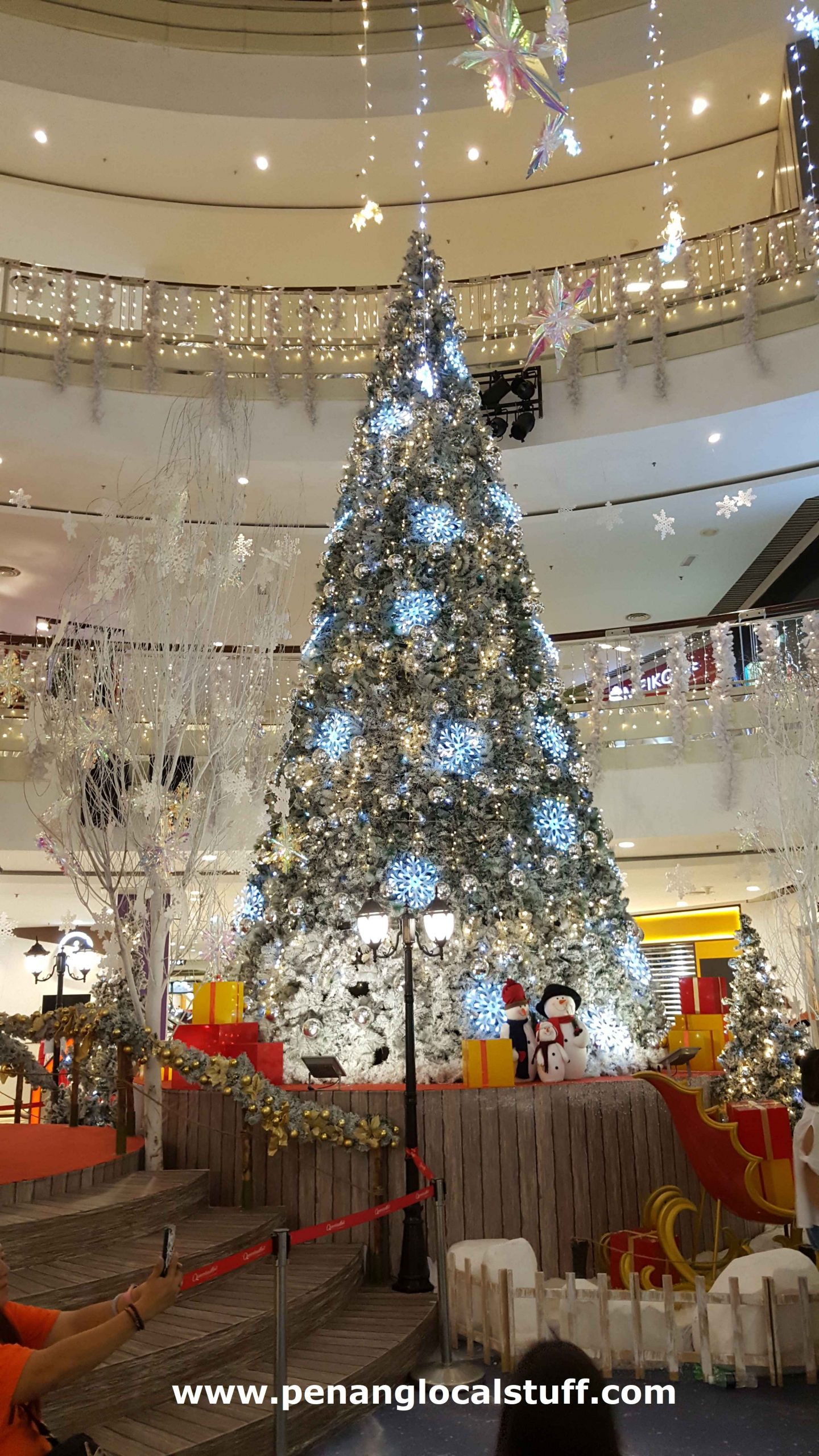 Snowy Christmas Decorations At Queensbay Mall – Penang Local Stuff